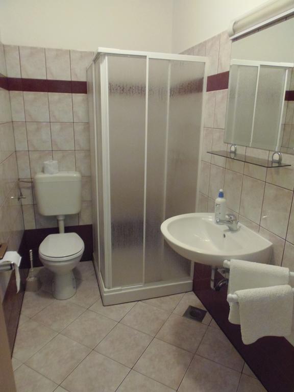 Milos Apartment بولا الغرفة الصورة